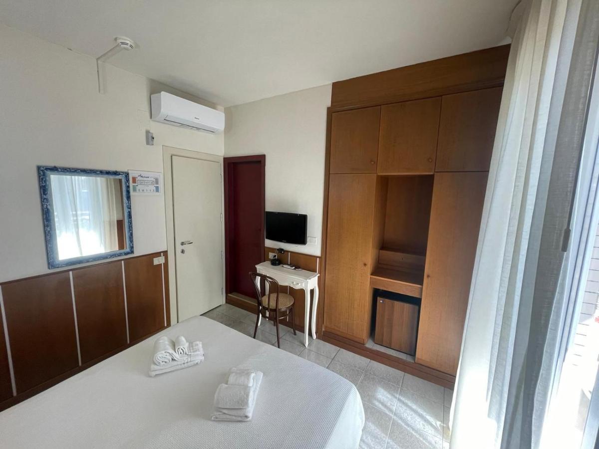 Hotel Metropol Πέζαρο Εξωτερικό φωτογραφία