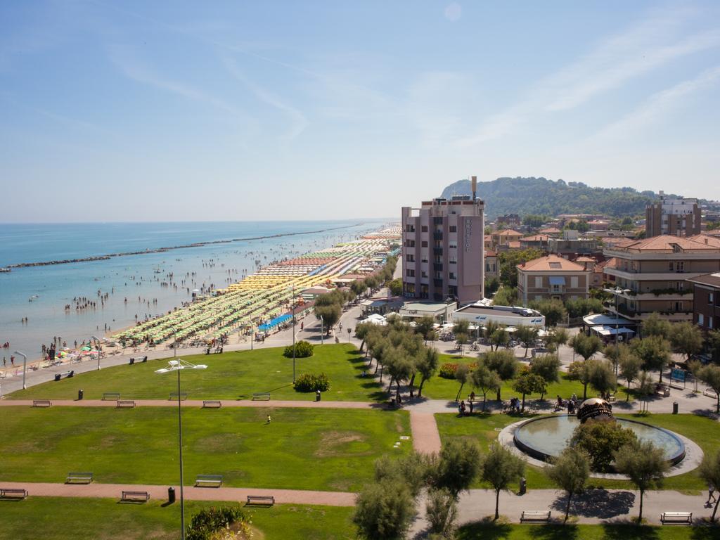 Hotel Metropol Πέζαρο Εξωτερικό φωτογραφία