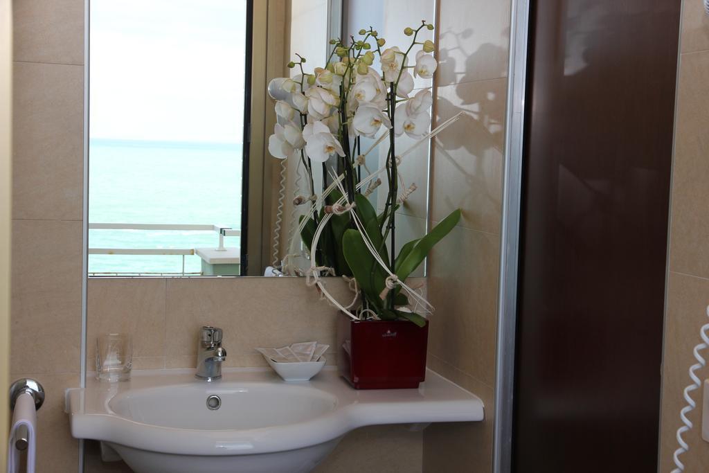Hotel Metropol Πέζαρο Εξωτερικό φωτογραφία